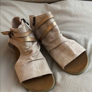 Blowfish Stylish Beige Sandals NWT size 9